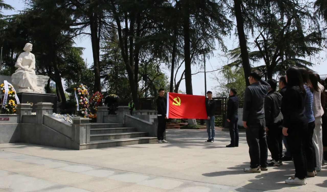 缅怀革命先烈 赓续红色精神丨世界杯官方网页版集团党委组织开展清明祭扫主题活动